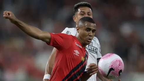 Erick do Athletico Paranaense e Matheus Martins do Botafogo, Disputam a bola, Estadio Ligga Arena,