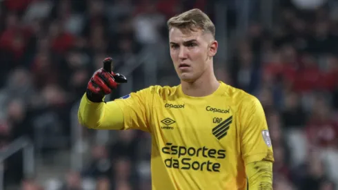 Léo Linck, goleiro do Athletico, durante partida contra o Cerro Porteño, pela Copa Sul-Americana de 2024.