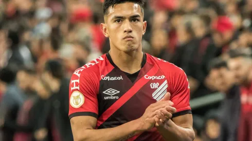 PR - Curitiba - 18/09/2022 - BRASILEIRO A 2022, ATHLETICO-PR X CUIABA - Tomas Cuello jogador do Athletico-PR deixa o campo durante partida contra o Cuiaba no estadio Arena da Baixada pelo campeonato Brasileiro A 2022. Foto: Robson Mafra/AGIF