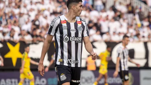 Jair durante confronto contra o Brusque na Série B de 2024.