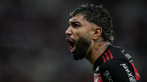 Gabigol, possível reforço do Cruzeiro para 2025, em ação com a camisa do Flamengo.
