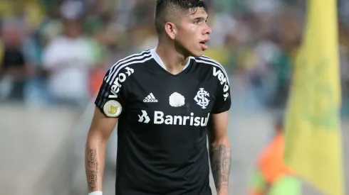 Carlos Palacios durante confronto contra o Cuiabá no Brasileirão de 2021.