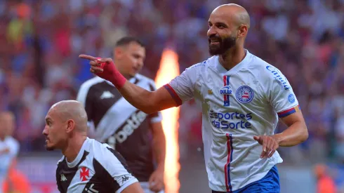 Thaciano, jogador do Bahia, comemora seu gol durante partida contra o Vasco (Foto: Walmir Cirne/AGIF)