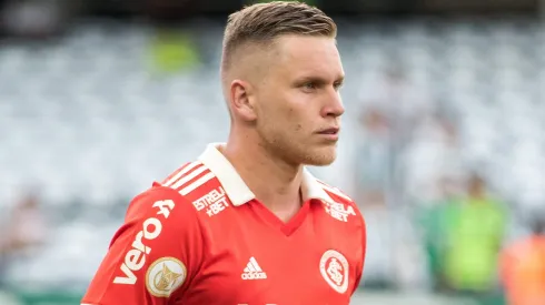 Alemao jogador do Internacional durante execucao do hino nacional antes da partida contra o Coritiba no estadio Couto Pereira pelo campeonato Brasileiro A 2022.