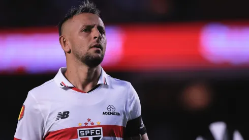 Rafinha, ex-jogador do São Paulo, durante partida contra o Novorizontino pelo Paulistão 2024.