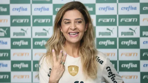 A Presidente do Palmeiras, Leila Pereira, durante coletiva de imprensa (Foto: Ettore Chiereguini/AGIF)