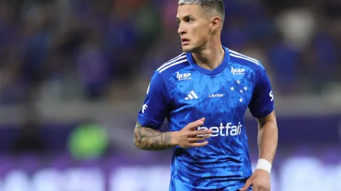 Mateus Vital durante confronto contra o Grêmio no Brasileirão 2024.