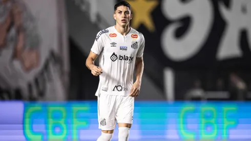 Jair Cunha jogador do Santos durante partida contra o Sport no estadio Vila Belmiro pelo campeonato Brasileiro B 2024.