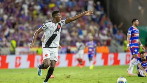 Leo Pele jogador do Vasco durante partida contra o Fortaleza no estadio Arena Castelao pelo campeonato Brasileiro A 2024. Foto: Baggio Rodrigues/AGIF
