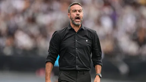 Artur Jorge, técnico do Botafogo, durante partida contra o São Paulo (Foto: Thiago Ribeiro/AGIF)