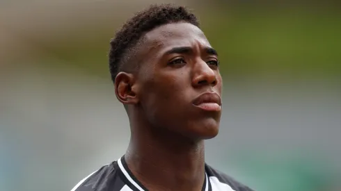 Léo é o novo reforço do Athletico.