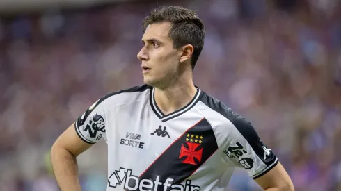 Lucas Piton, jogador do Vasco, durante partida contra o Fortaleza pelo Brasileirão Betano.