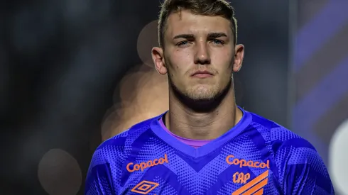 Léo Linck durante confronto contra o Vasco no Brasileirão 2024.