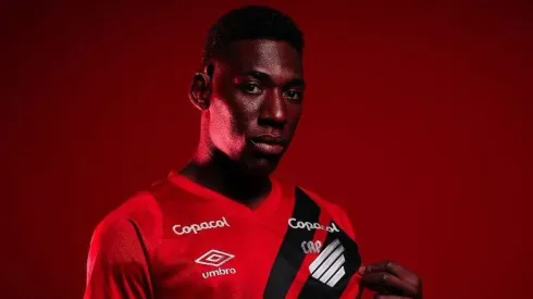 Foto: José Tramontin/Athletico-PR - Léo fechou com o Furacão.