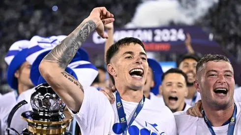 Valentín Gómez comemorando título pelo Velez Sarsfied