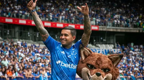 Dudu, durante sua apresentação oficial como jogador do Cruzeiro.