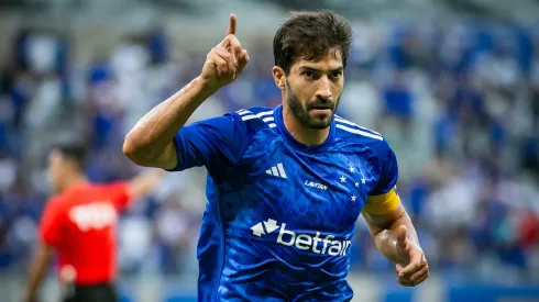 Lucas Silva, jogador do Cruzeiro, comemora seu gol durante partida contra o Botafogo pelo Campeonato Brasileiro de 2024.
