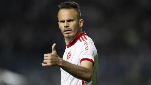 Renê, jogador do Internacional, durante partida contra o Vasco pelo Campeonato Brasileiro de 2023.