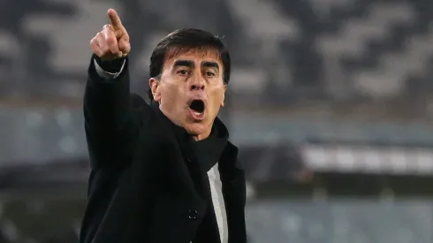 Gustavo Quinteros técnico do Grêmio, enquanto treinava o Colo-Colo, durante partida contra o Internacional pela Copa Sul-Americana de 2022.