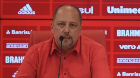Alessandro Barcellos, presidente do Internacional, durante entrevista coletiva.