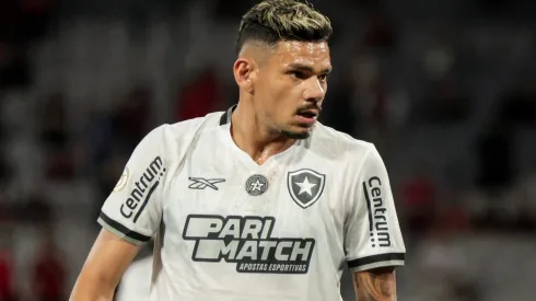 Tiquinho Soares durante confronto contra o Athletico-PR no Brasileirão 2024.