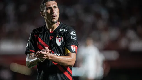 Gabriel Baralhas atuando no Atlético-GO em 2024