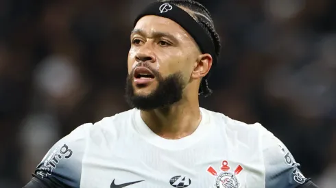 Memphis Depay durante confronto contra o Bahia no Campeonato Brasileiro de 2024.