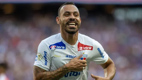 Moisés, jogador do Fortaleza, comemora seu gol durante partida contra o Internacional pelo Campeonato Brasileiro de 2024.