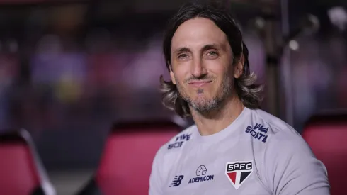 Luis Zubeldía, técnico do São Paulo, durante partida contra o Juventude pelo Campeonato Brasileiro de 2024. Foto: Ettore Chiereguini/AGIF