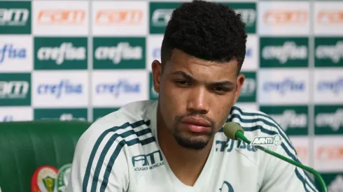 O jogador Juninho, da SE Palmeiras, concede entrevista coletiva, durante jogo-treino contra a equipe do Oeste FC, na Academia de Futebol.