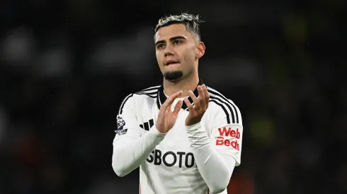 Andreas Pereira, do Fulham, agradece aos torcedores da casa no final da partida da Premier League entre Fulham FC e Arsenal FC, em Craven Cottage, em 8 de dezembro de 2024, em Londres, Inglaterra. (Foto de Mike Hewitt/Getty Images)