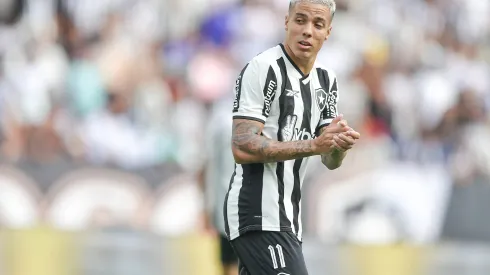 Carlos Alberto jogador do Botafogo durante partida contra o Marica no estadio Engenhao pelo campeonato Carioca 2025.