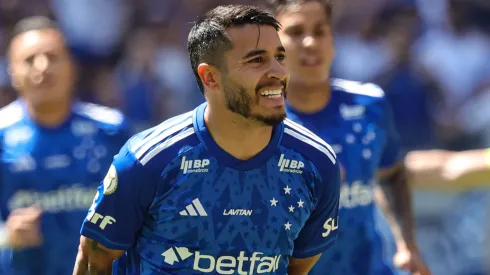 William comemorando gol durante partida contra o Atlético-GO no Brasileirão 2024.