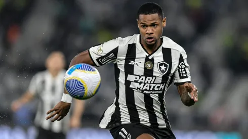 Júnior Santos, jogador do Botafogo, durante partida contra o Palmeiras (Foto: Thiago Ribeiro/AGIF)