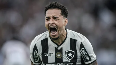 Gregore, jogador do Botafogo, comemora seu gol durante partida contra o Sao Paulo pelo Campeonato Brasileiro de 2024. Foto: Thiago Ribeiro/AGIF