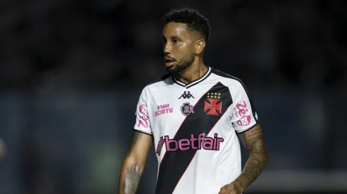 Jair, jogador do Vasco, durante partida contra o Cuiabá pelo Campeonato Brasileiro de 2024. Foto: Jorge Rodrigues/AGIF