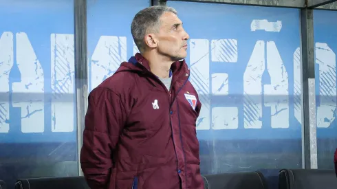 Vojvoda, técnico do Fortaleza, durante partida contra o Grêmio pelo Campeonato Brasileiro de 2024. Foto: Maxi Franzoi/AGIF