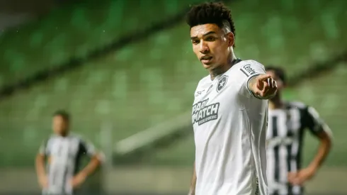 Igor Jesus, jogador do Botafogo, durante partida contra o Atlético-MG (Foto: Fernando Moreno/AGIF)