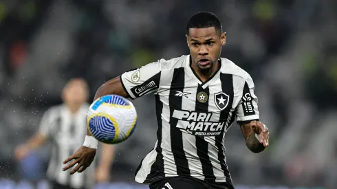 Junior Santos jogador do Botafogo durante partida contra o Palmeiras no estádio Engenhão pelo campeonato Brasileiro A 2024. Foto: Thiago Ribeiro/AGIF