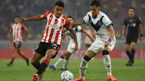 Tiago Palacios of Estudiantes battles for possession with Valentin Gomez of Velez Sarsfield during the Trofeo de Campeones match between Velez Sarsfield and Estudiantes at Estadio Unico Madre de Ciudades on December 21, 2024 in Santiago del Estero, Argentina.