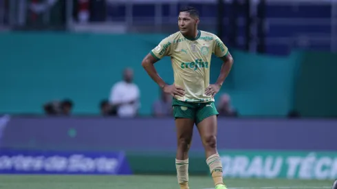 Rony, jogador do Palmeiras, lamenta derrota ao final da partida contra o Fluminense no estadio Arena Allianz Parque pelo campeonato Brasileiro A 2024. Foto: Ettore Chiereguini/AGIF