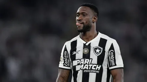 Bastos, jogador do Botafogo, durante partida contra o Corinthians pelo Campeonato Brasileiro de 2024. Foto: Thiago Ribeiro/AGIF