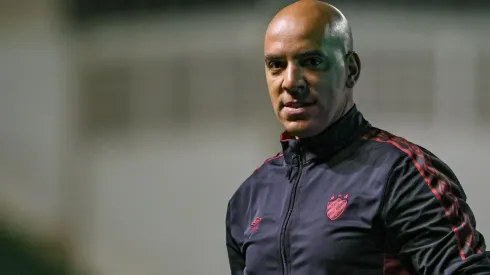 Técnico Pepa em mais um duelo com o Sport