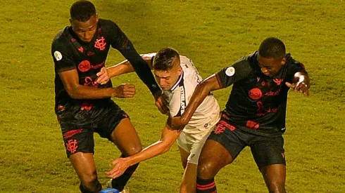 BA - SALVADOR - 13/08/2023 - BRASILEIRO B 2023, VITORIA X CEARA - Jhonny, jogador do Vitoria durante partida contra o Ceara no estadio Barradao pelo campeonato Brasileiro B 2023. Foto: Walmir Cirne/AGIF