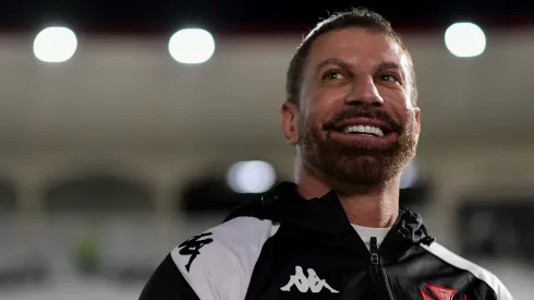 Pedrinho, presidente do Vasco, vê atento as declarações do empresário de Brian Rodríguez. Foto: Thiago Ribeiro/AGIF