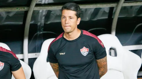 Thiago Carpini, técnico do Vitória, durante partida pelo campeonato Brasileiro A 2024. Foto: Baggio Rodrigues/AGIF