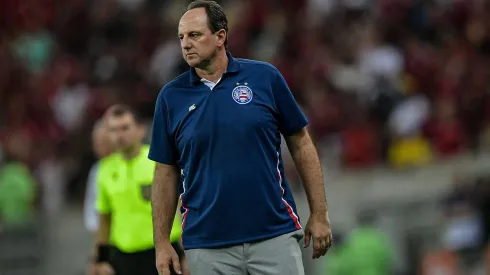 Rogério Ceni, técnico do Bahia, durante a partida contra o Flamengo no estádio Maracanã, pela Copa do Brasil 2024. Foto: Thiago Ribeiro/AGIF. Crédito obrigatório: Thiago Ribeiro/AGIF