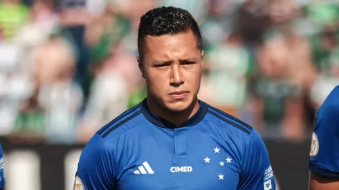 PR - CURITIBA - 11/11/2023 - BRASILEIRO A 2023, CORITIBA X CRUZEIRO - Marlon jogador do Cruzeiro durante execucao do hino nacional antes da partida contra o Coritiba no estadio Durival de Britto pelo campeonato Brasileiro A 2023. Foto: Robson Mafra/AGIF