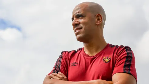 Pepa, técnico do Sport, durante partida contra o Central no estádio Lacerdão pelo campeonato Pernambucano 2025. Foto: Rafael Vieira/AGIF