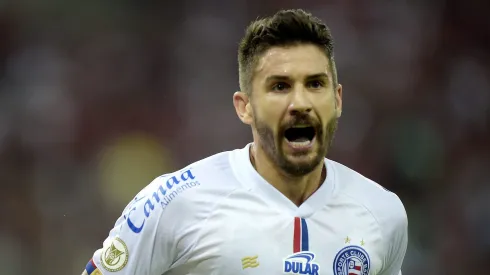 RJ – RIO DE JANEIRO – 20/06/2024 – BRASILEIRO A 2024, FLAMENGO X BAHIA – Everaldo jogador do Bahia comemora seu gol durante partida contra o Flamengo no estadio Maracana pelo campeonato Brasileiro A 2024. Foto: Alexandre Loureiro/AGIF